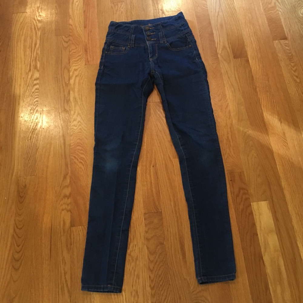HIGH-WAISTED JEANS FROM WAX JEAN